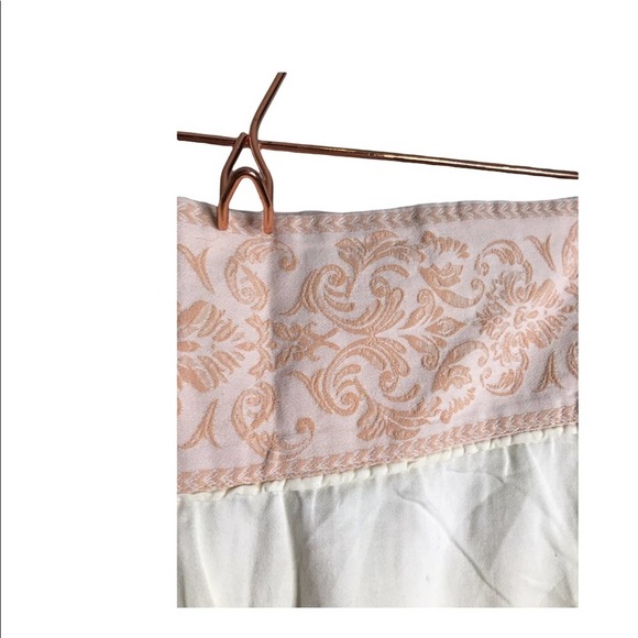 Incanto fine home linens | Ivory & Pink Paisley Detail Linen pillowcase - Picture 2 of 5